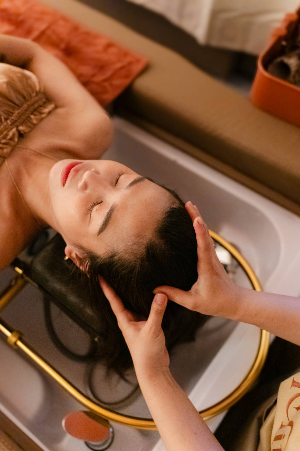 Head Spa Frankfurt relaxing scalp massage at HOLITA