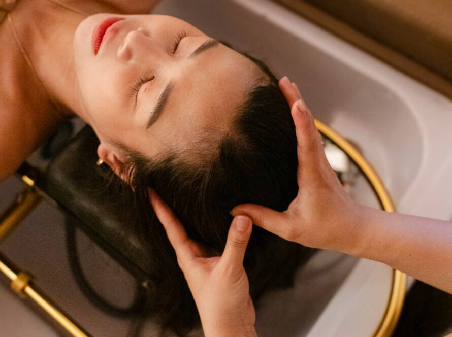 Head Spa Frankfurt relaxing scalp massage at HOLITA