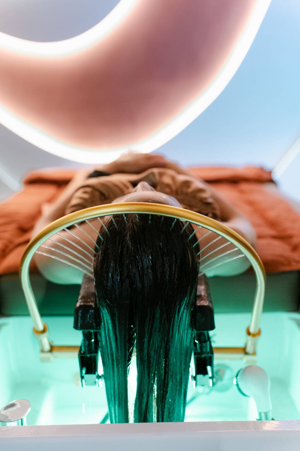Head Spa Frankfurt waterfall treatment at HOLITA