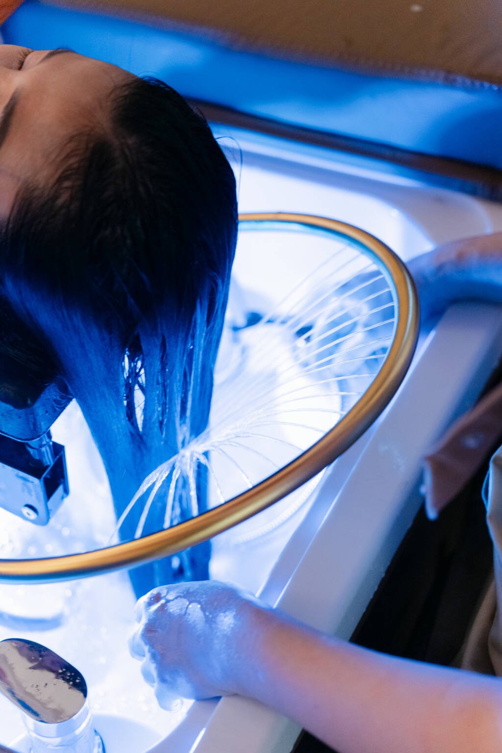 Head Spa Massage Frankfurt waterfall treatment at HOLITA