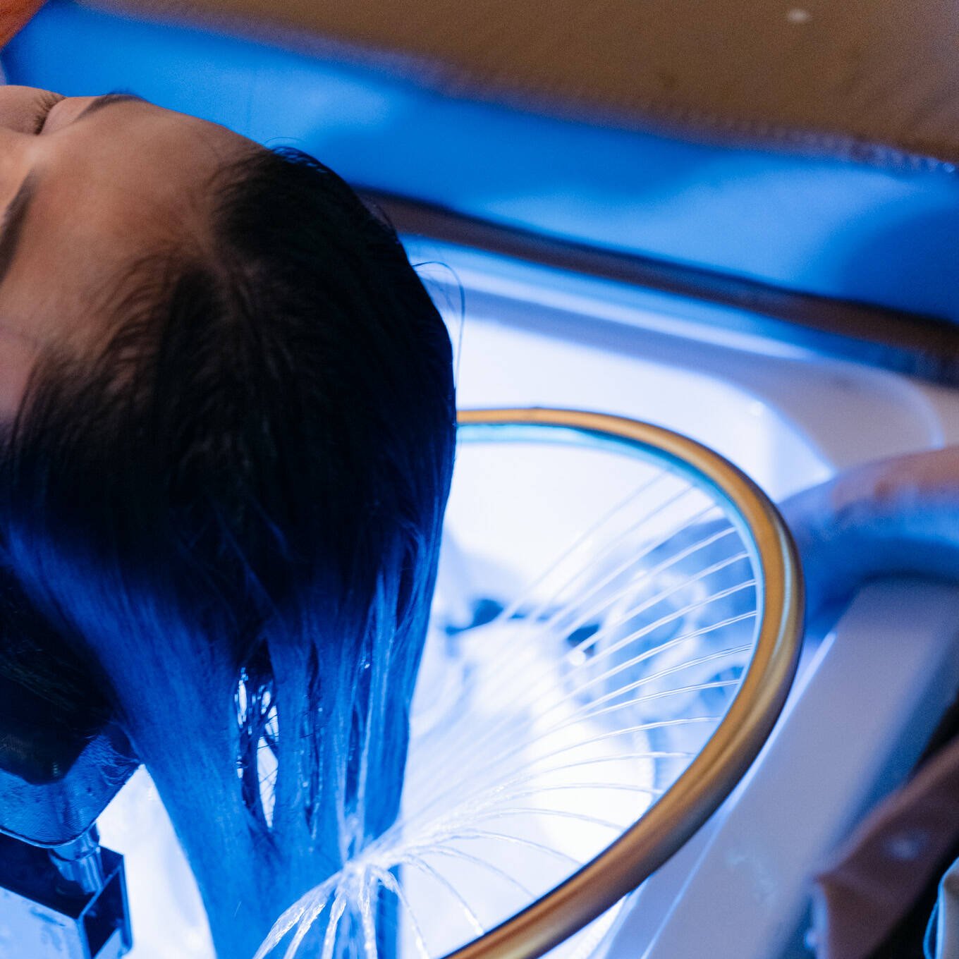 Head Spa Massage Frankfurt waterfall treatment at HOLITA